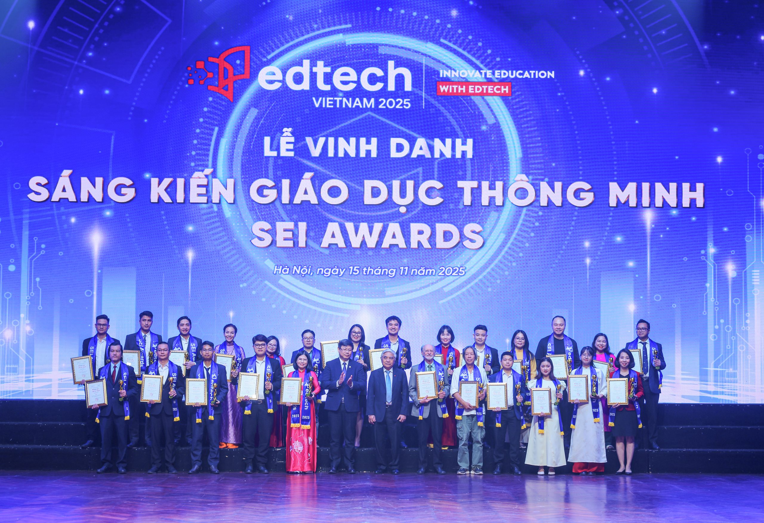 Ông Nguyễn Quân, Nguyên Bộ trưởng Bộ Khoa học và Công nghệ, Chủ tịch Hội Tự động hoá Việt Nam và ông Hoàng Hữu Hạnh – Phó Cục trưởng Cục Chuyển đổi số Quốc Gia, Bộ Khoa học và Công nghệ chụp hình lưu niệm cùng các đơn vị được Vinh danh